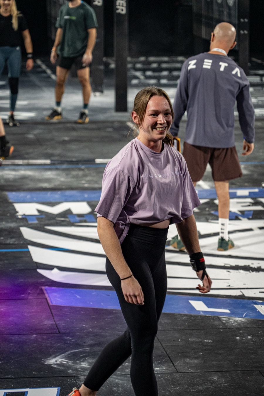Chloé souriante sur le plateau d'une compétition de CrossFit