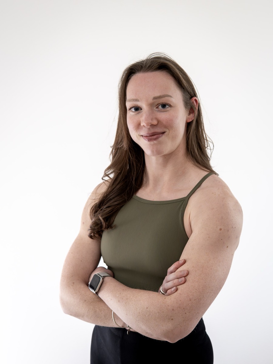 Chloé Rigault, coach en nutrition sportive, souriante, les bras croisés